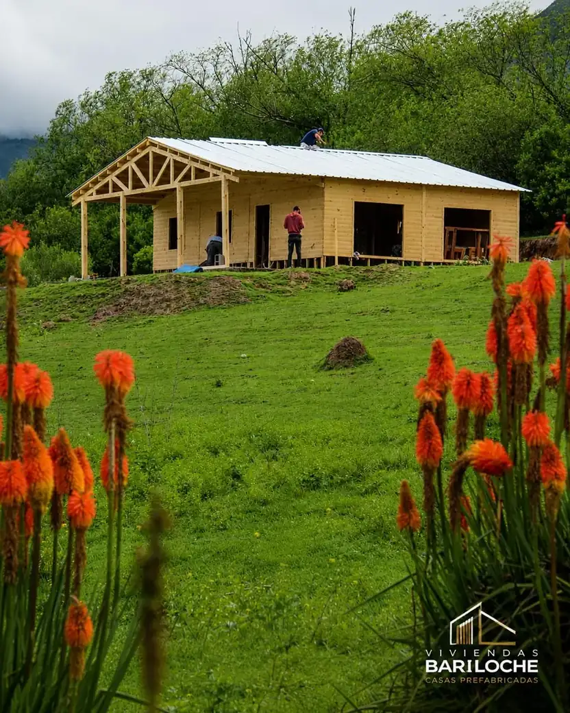 Casa en una loma verde con flores
