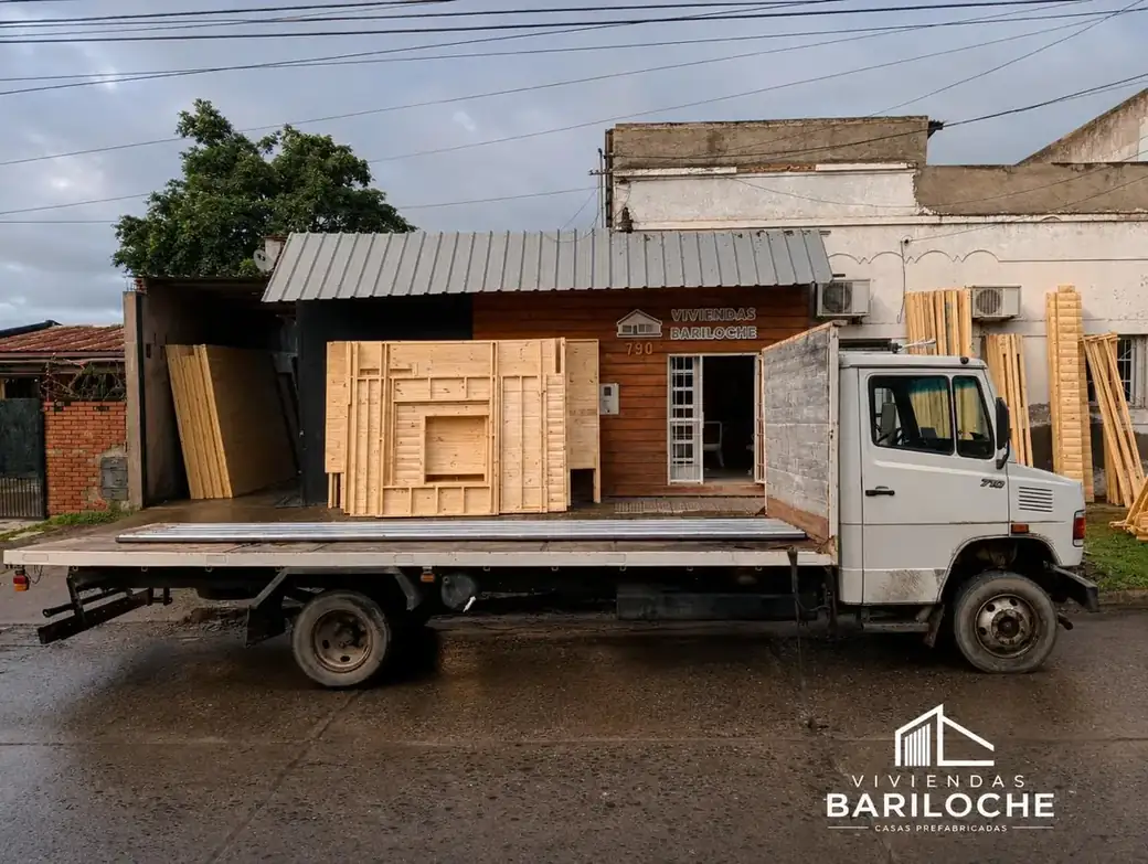 Camión cargado con los paneles de una vivienda