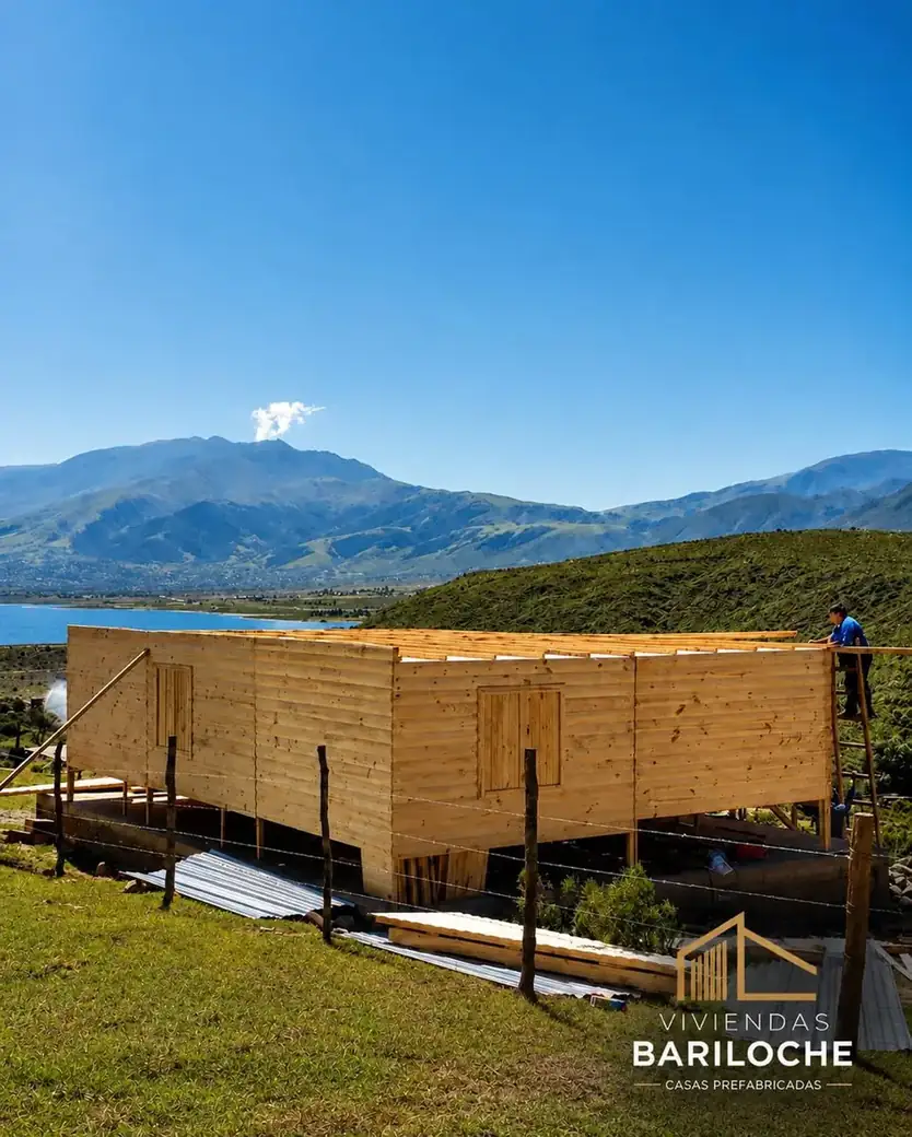 Montaje de una casa con vista al dique